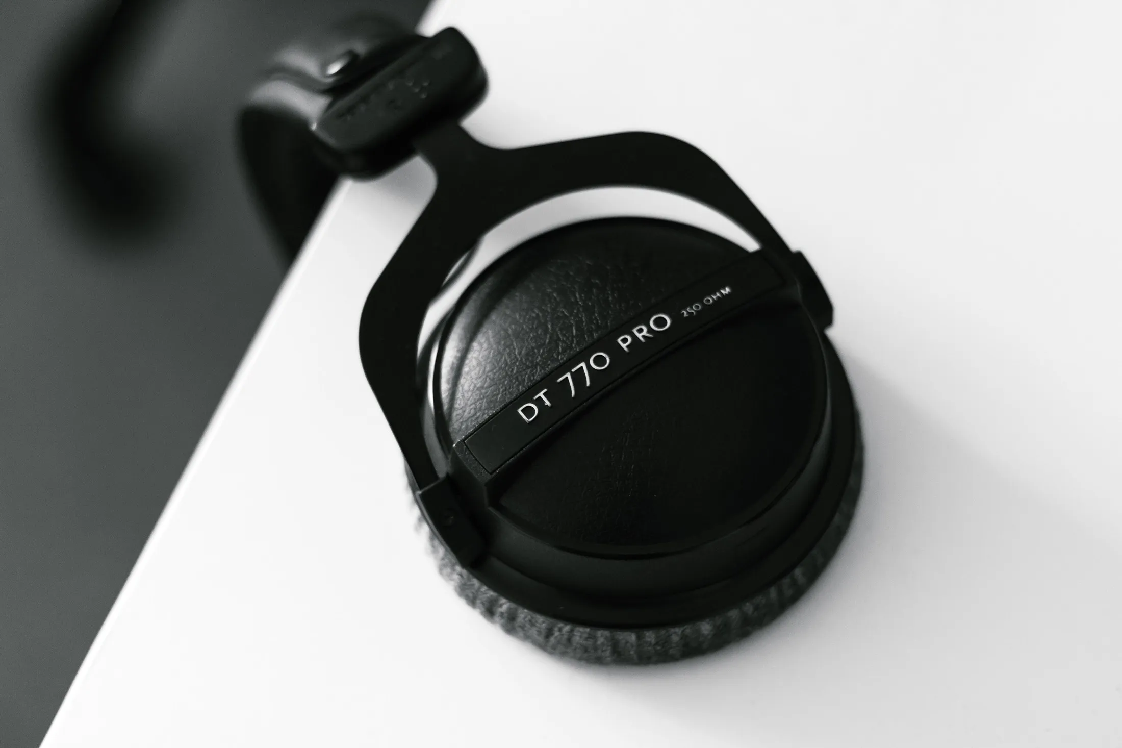 Auriculares colgados sobre el escritorio (miniatura de muestra)