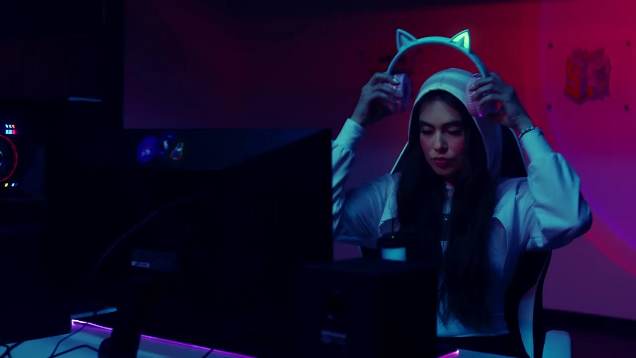 Juli poniéndose los auriculares antes del stream (video de muestra)